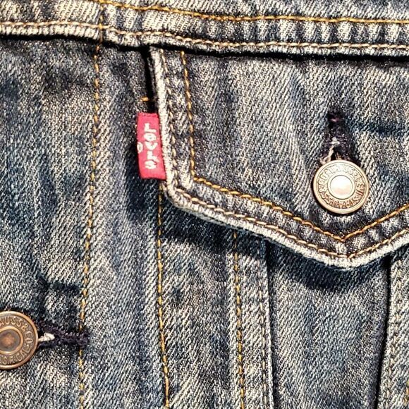 Women's Levi's denim button front trucker jacket - Picture 4 of 9